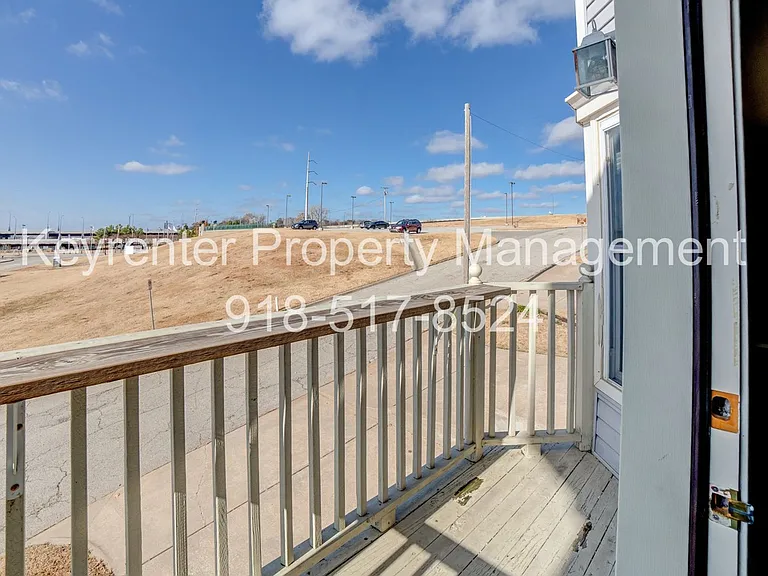 1303 S Lawton Ave #E — Photo 25