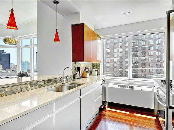 4th image of 300 E 55th St APT 21D