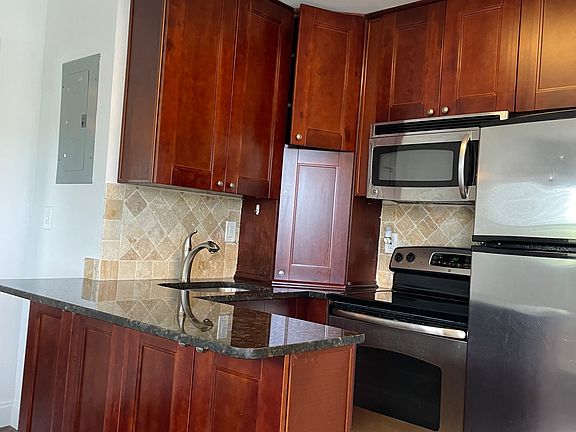 2nd image of 413 SE 16th St APT 3
