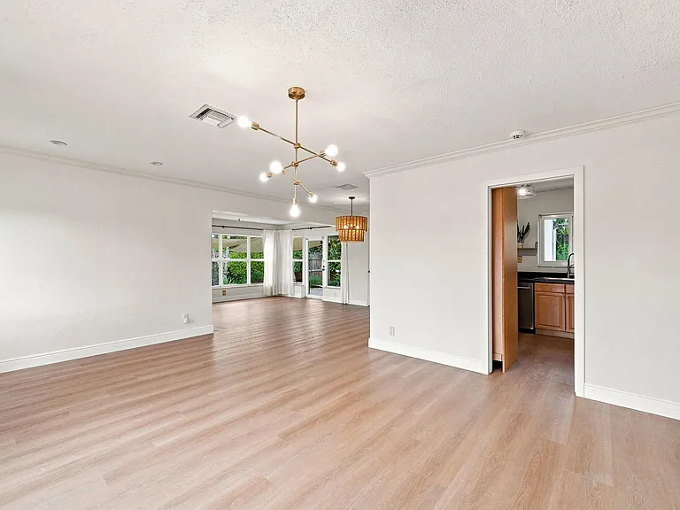 351 SW 13th St — Photo 8