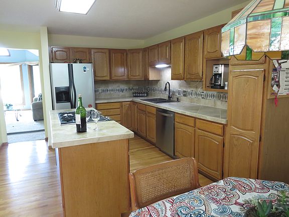 Large kitchen, stnls appl.