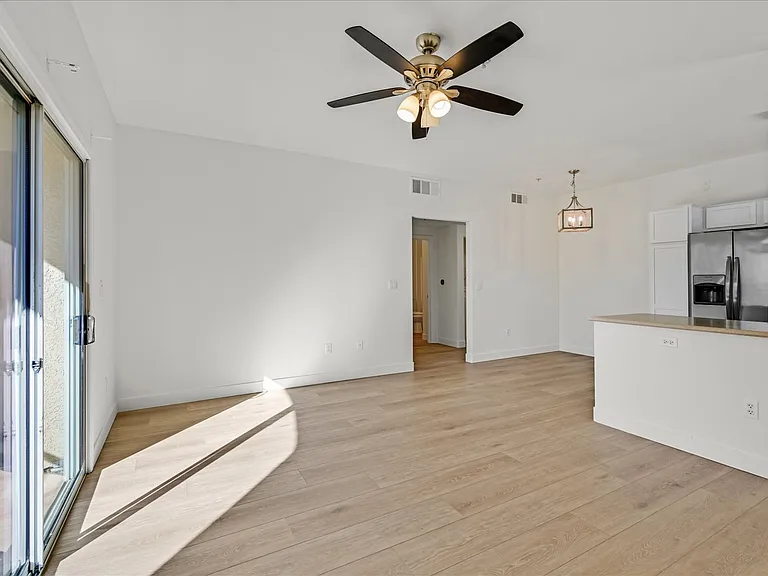 2291 W Horizon Ridge Pkwy #1206 — Photo 4
