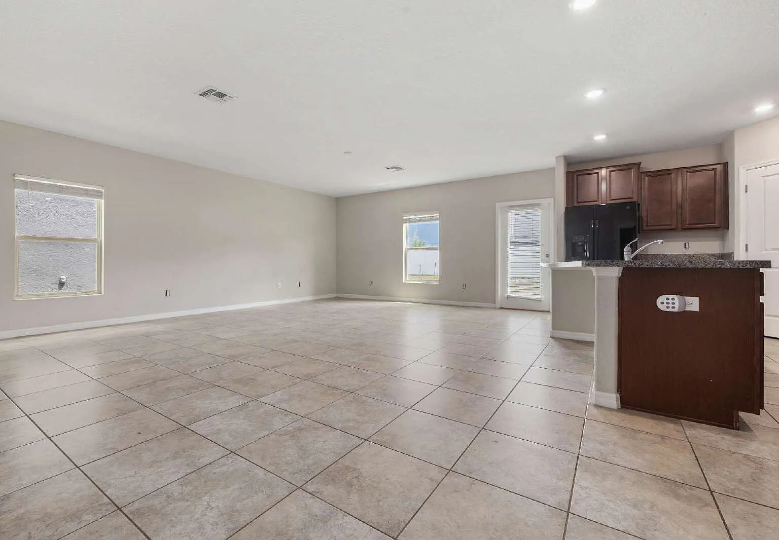 5 bed, 2.5 bath, 2215 sqft, $2,700 — Photo 3