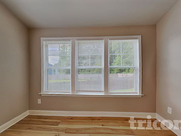 3rd image of 165 Lynnridge Dr
