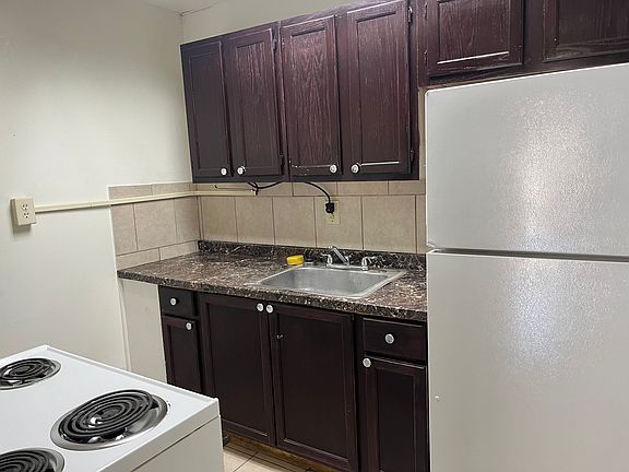 5th image of 2362 College St