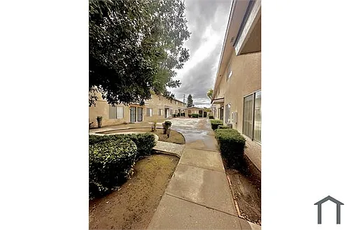 2121 N Winery Ave Photo 1