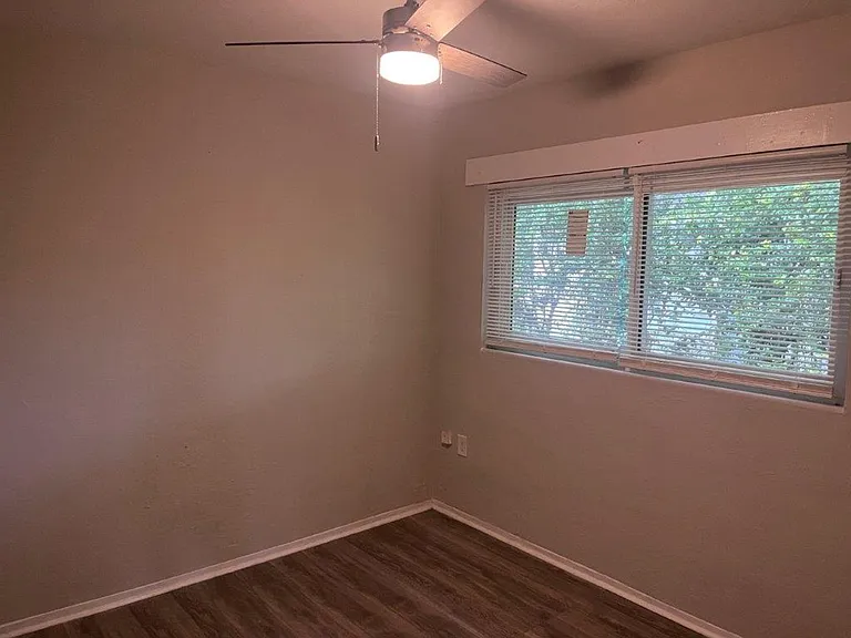 1040 Avondale Ave — Photo 7