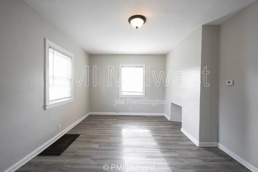3 bed, 1.0 bath, 1001 sqft, $1,149 — Photo 3