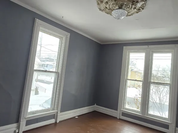 204 High St APT 1E, Lockport, NY 14094