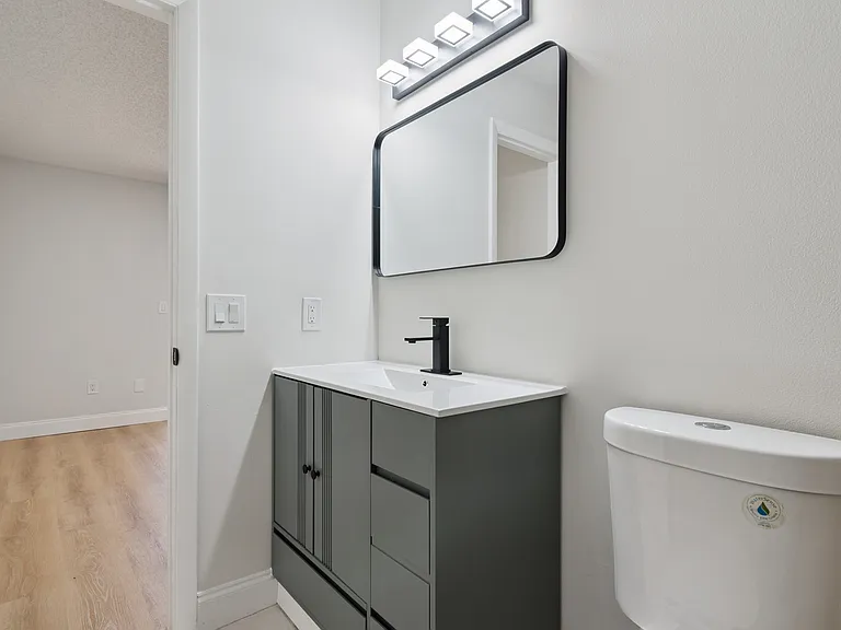145 E Towne Pl — Photo 16