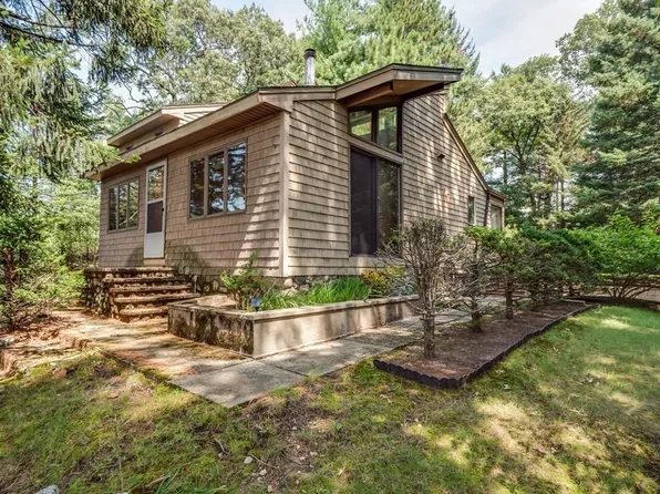 64 Central St, Saugus, MA 01906