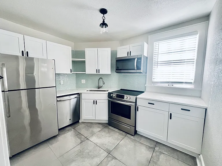 360 13th Ave NE — Photo 3
