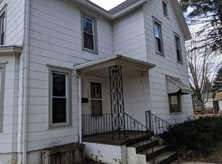 1042 S Adams Ave, Freeport, IL 61032