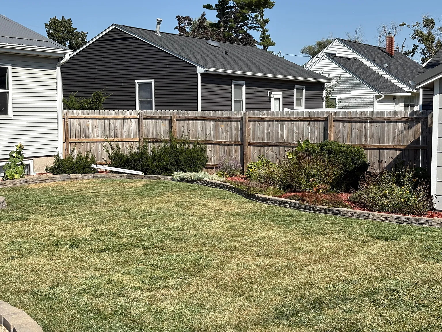 4 bed, 1.5 bath, 918 sqft, $2,000 — Photo 3