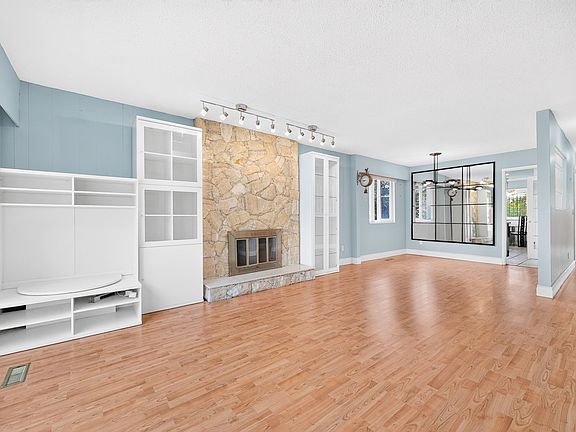 3rd image of 3060 Euclid Ave