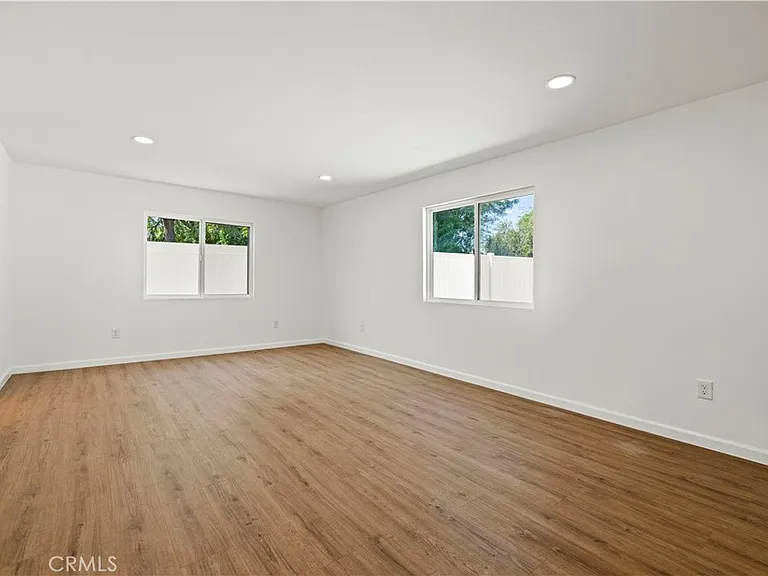 11549 Kagel Canyon St — Photo 32