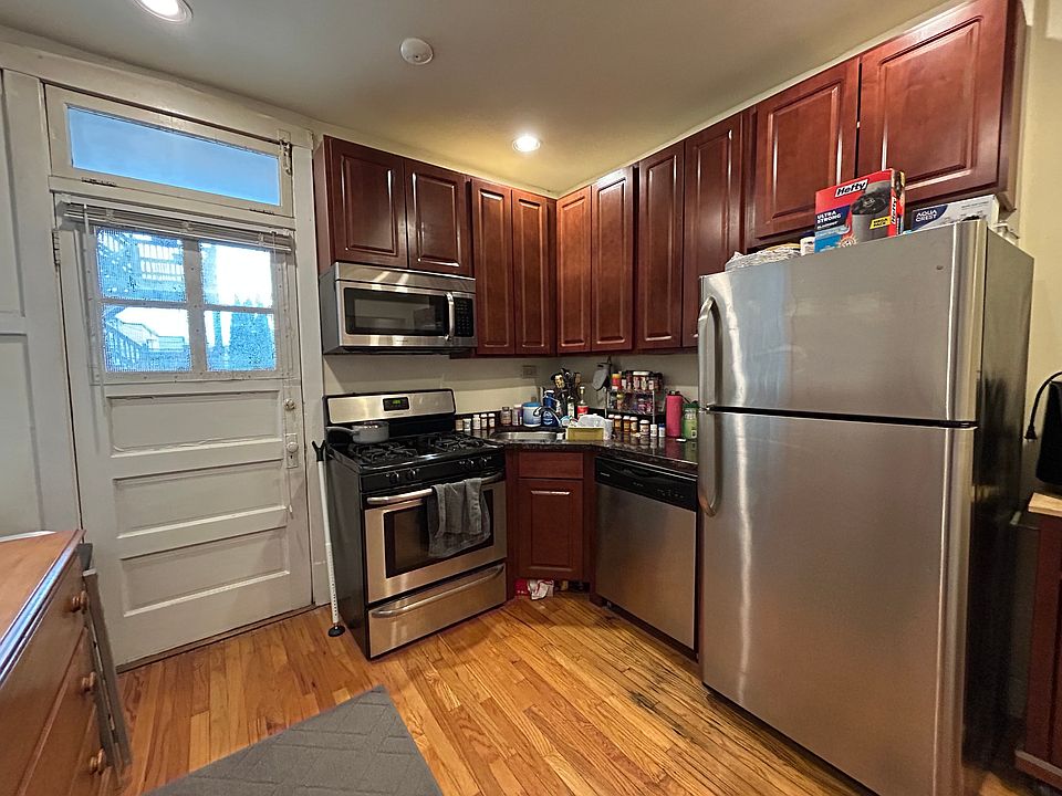 1st image of 4617 N Rockwell St APT 1