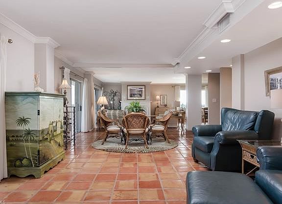 5th image of 2150 Gulf Shore Blvd N