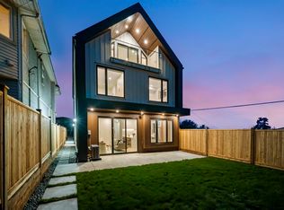 3623 Triumph St #2, Vancouver, BC V5K1V4