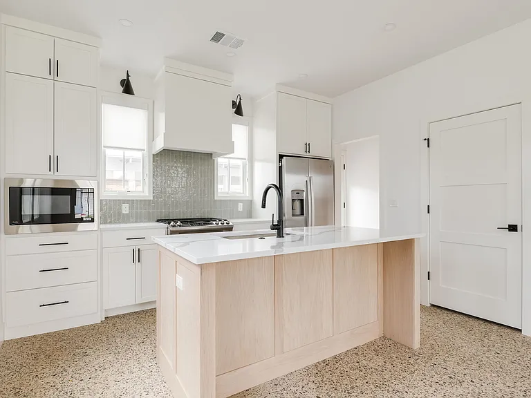 1032 Hangar Dr — Photo 6