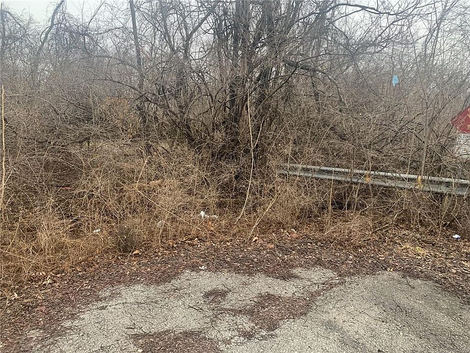 2nd image of 1004 E 92nd St