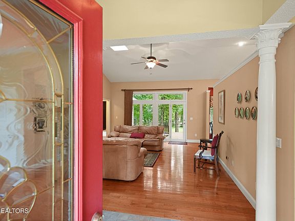 3rd image of 18 Mountain View Cir