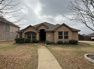 916 Mockingbird Ln, Glenn Heights, TX 75154