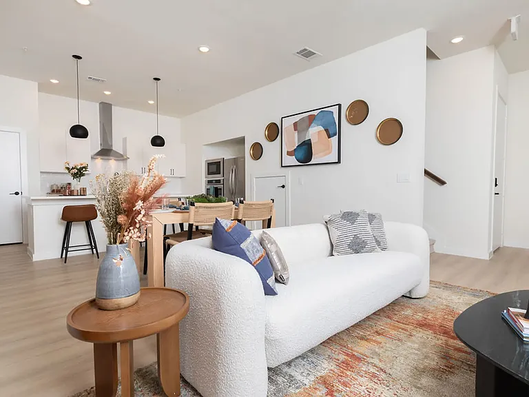Magnolia Cir — Photo 3
