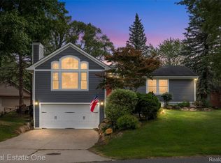 1045 Clara St, Commerce Township, MI 48390