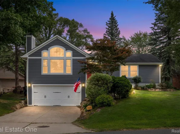 1045 Clara St, Commerce Township, MI 48390