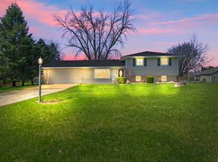 205 Northern Oaks Dr, Groveland, IL 61535