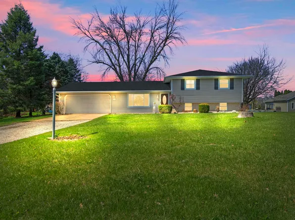 205 Northern Oaks Dr, Groveland, IL 61535