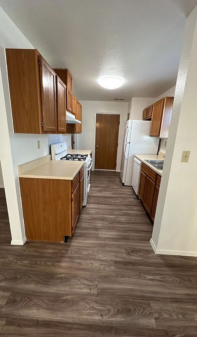 3 bed, 2.5 bath, 1455 sqft, $1,946 — Photo 3