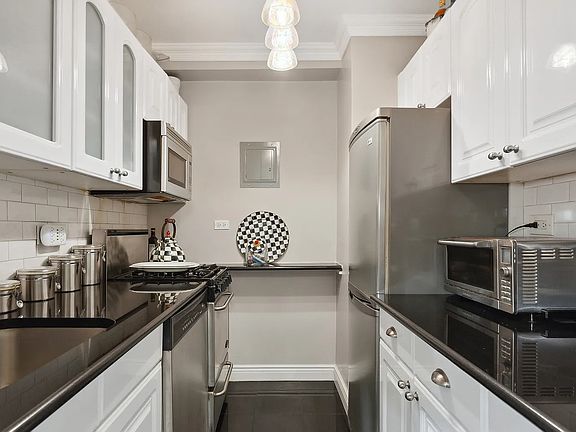 3rd image of 77 W 55th St #2AK