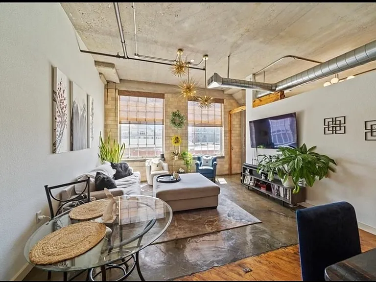 2029 Wyandotte St #202 — Photo 3
