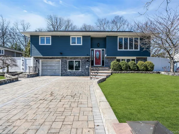 15 Fairway Drive, Old Bethpage, NY 11804