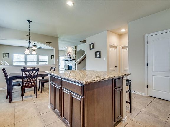 5th image of 2624 Frances Ln