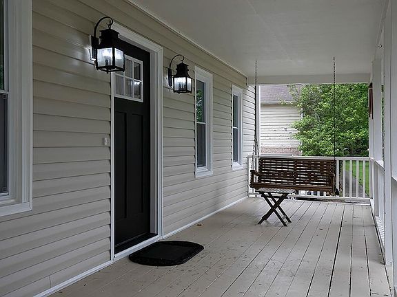 3rd image of 2883 Country Ln NW