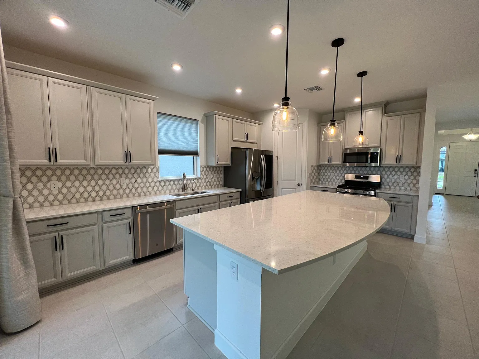 4 bed, 2275 sqft, $3,600 — Photo 3