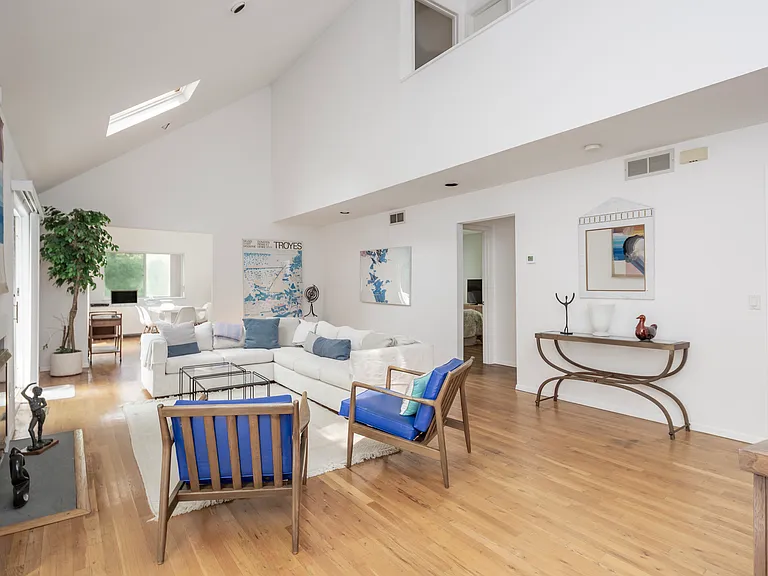 4 Historical Ct — Photo 2