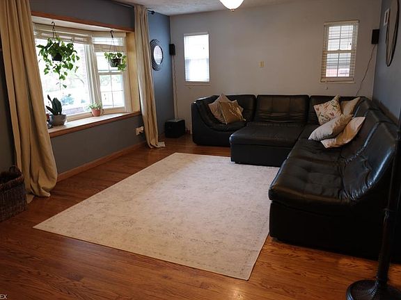 3rd image of 30 Edgewood Park Dr