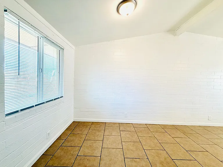 1 and 2 Bedrooms Available! Off Street Parking, Hard Flooring, Vaulted Ceilings, Central Air Cond... — Photo 20