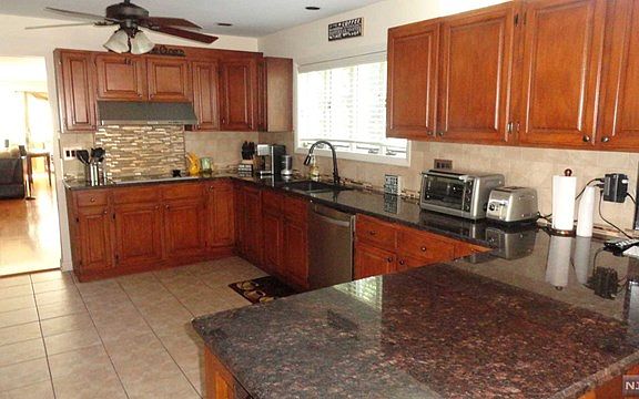 4th image of 275 Westminster Pl