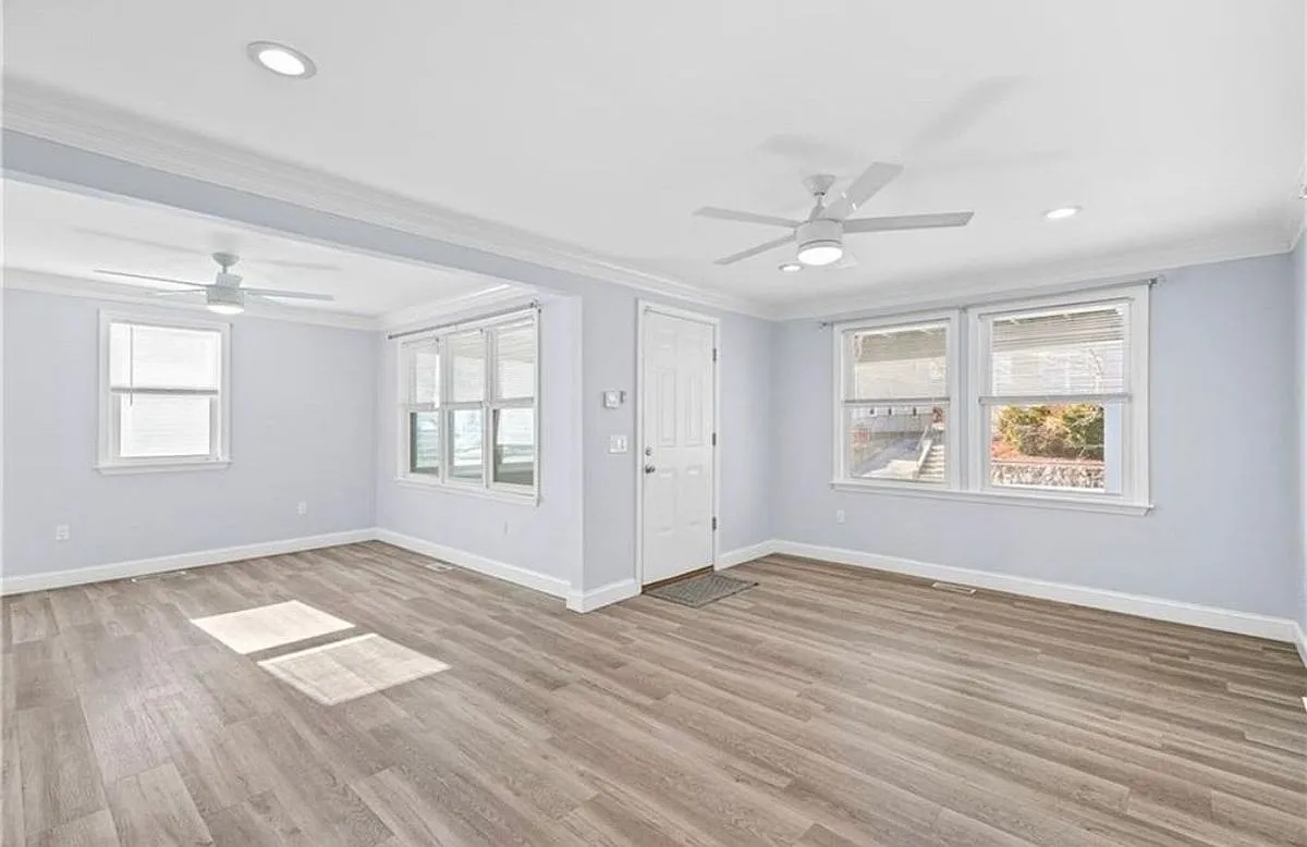 5 bed, 2.0 bath, 2365 sqft, $5,000 — Photo 3