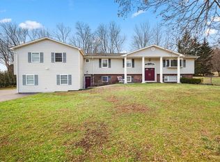 13 Babbling Brook Ln, Suffern, NY 10901