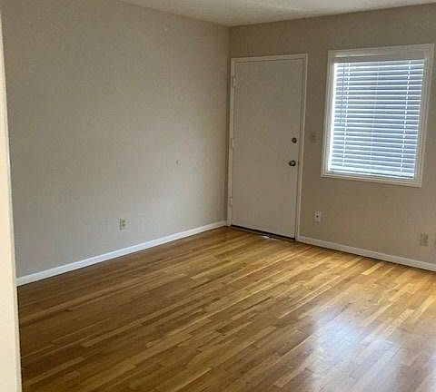 2nd image of 2921 Ingelow St