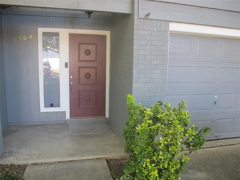 3504 Roanoke Dr — Photo 2