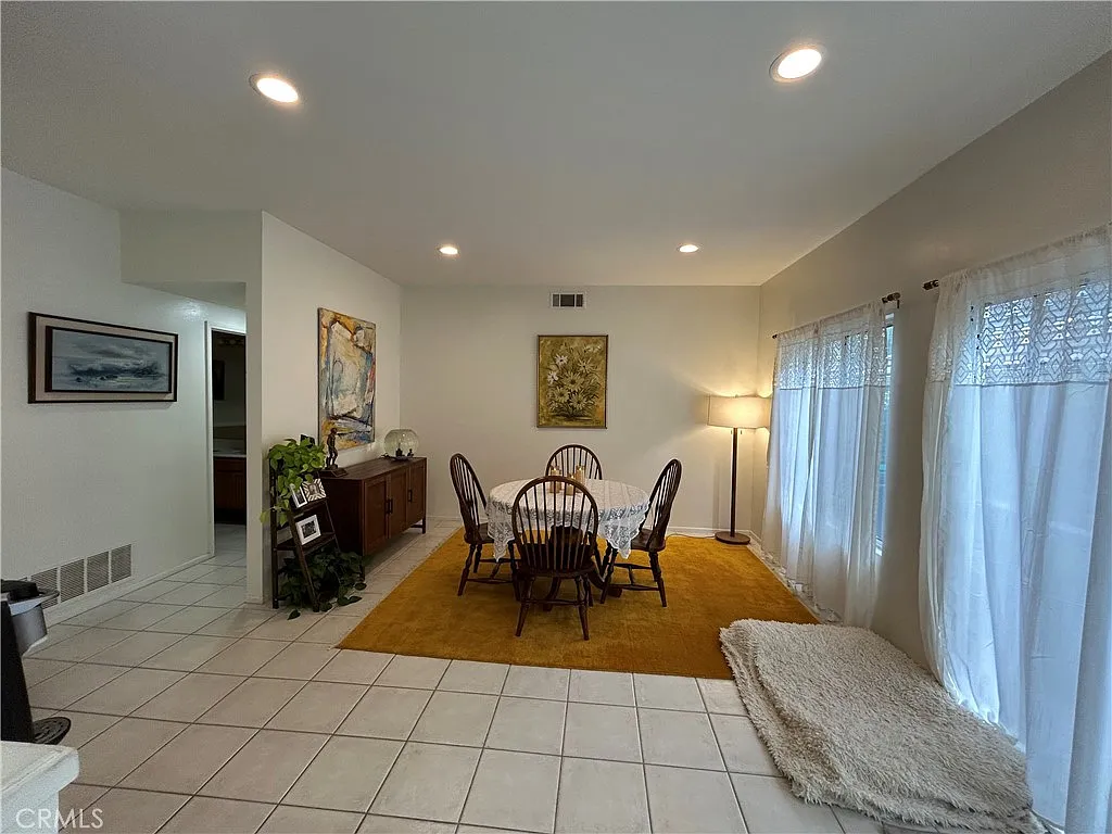 3 bed, 2.5 bath, 2120 sqft, $3,995 — Photo 4