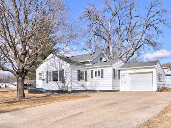 802 N 11th St, Estherville, IA 51334