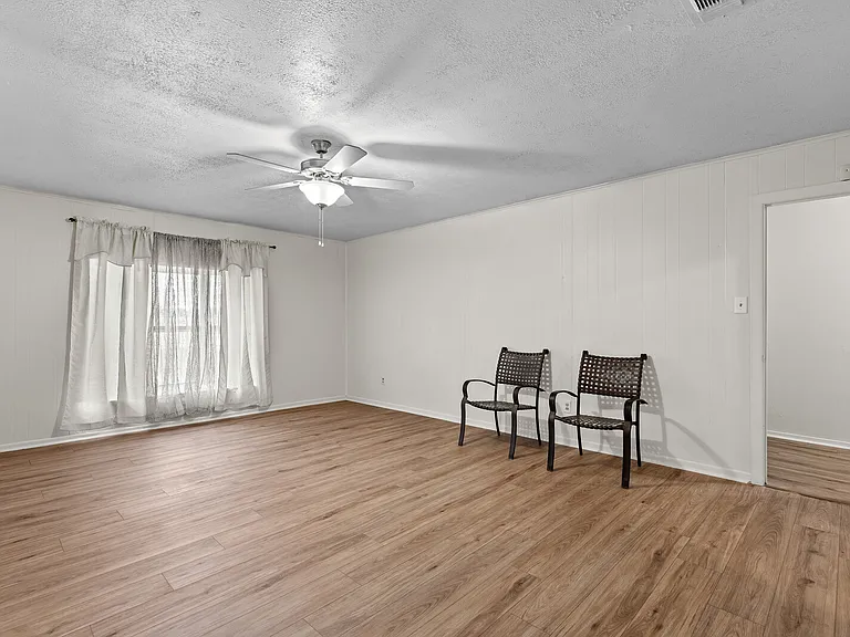 1208 Clark St — Photo 2